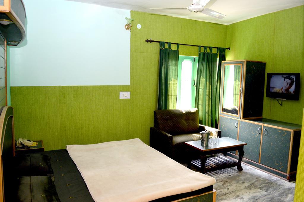 Kasauli Hotel Puri Habitación foto